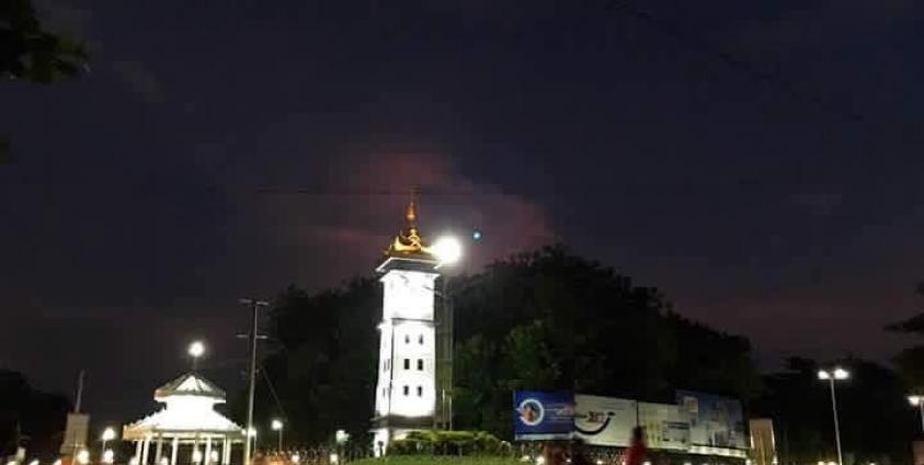 သံဖြူဇရပ်မြို့လယ်ဇရပ်နှင့် နာရီစဉ်(photo: Min Latt)