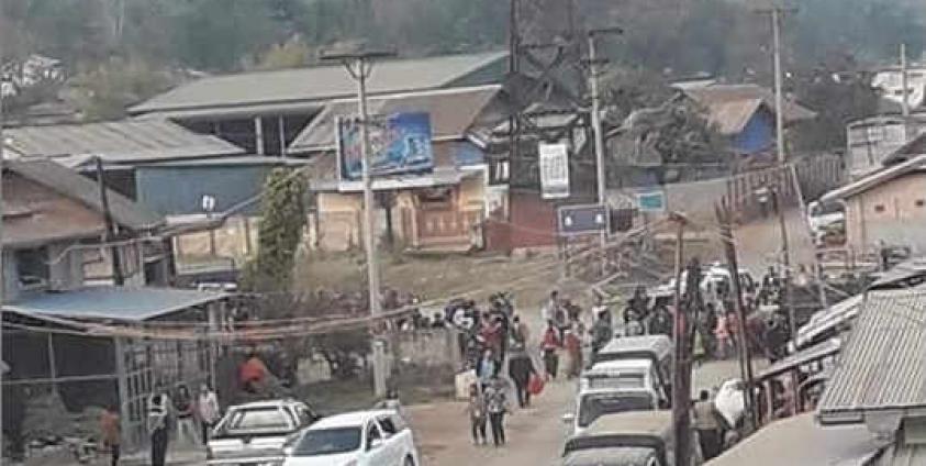 Photo by Mansam Youth /မန်စံရွာအနီးတွင်ဖြစ်ပွါးသောတိုက်ပွဲအား ကုန်းဖလားတောင်ကုန်းမှတွေ့ရစဉ်