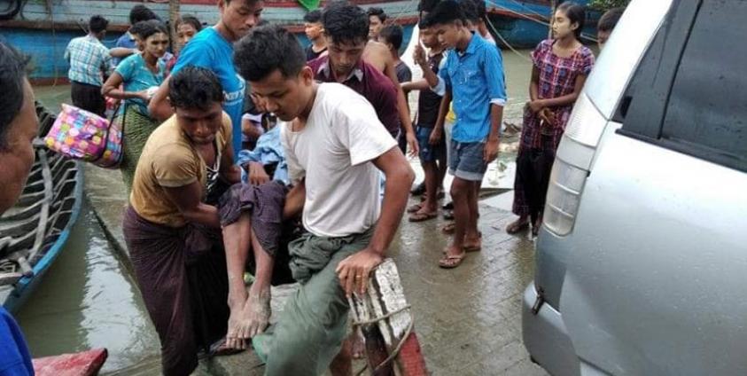 ဒဏ်ရာရရှိသွားသည့် ဦးသင်္ကြန်လုံးအား စစ်တွေဆေးရုံကြီးသို့ ပို့ဆောင်ရန် သယ်ဆောင်လာသည်ကို တွေ့ရစဉ်။ (ဓာတ်ပုံ - facebook)