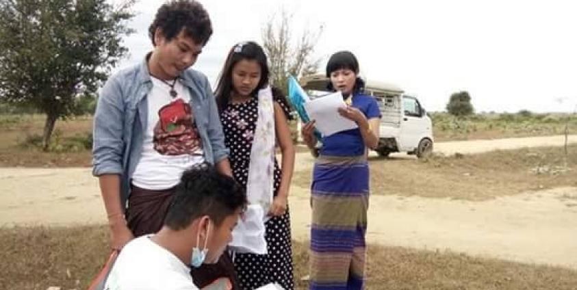 ပကာသနတံတိုင်းကြားက ချစ်ရသူ ဗီဒီယိုဇာတ်ကား ရိုက်ကူးနေသည်ကိုတွေ့ရစဉ် - ပုံ – အာရီယာန်