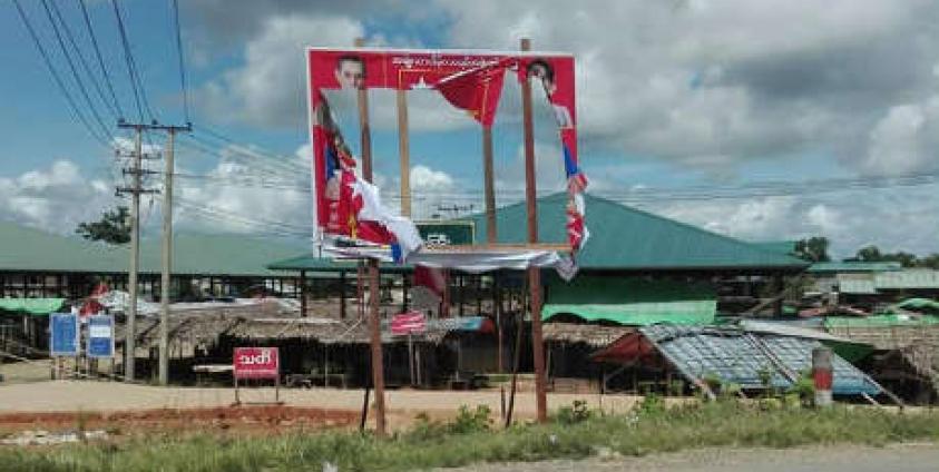 တောင်ကုတ်မြို့နယ်၊ မအီမြို့ဈေးထိပ်၌ NLD ပါတီမှစိုက်ထူထားသည့် ဆိုင်းဘုတ်ဖျက်ဆီးခံရပုံ