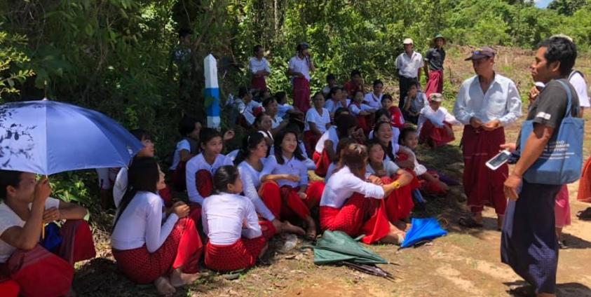 ဓနိကြာစံပြရွာတည်ဆောက်မည့်ကုမ္ပဏီကို ကန့်ကွက်ရန် ရောက်ရှိလာသည့်ရွာသားများ (Aung Naing Win)