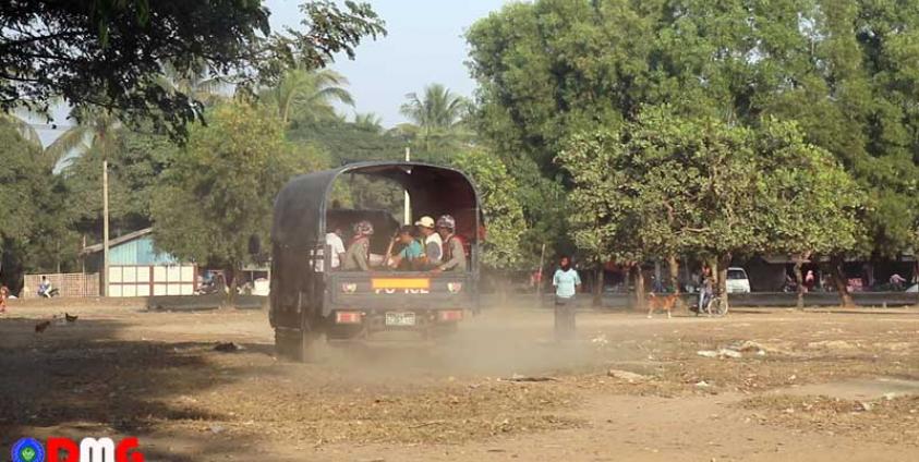 ၂၀၂၀ ခုနှစ် ဇန်နဝါရီလက စစ်တွေမြို့၊ သဲချောင်းကျေးရွာတွင် ရဲတပ်ဖွဲ့ဝင်များကိုတွေ့ရစဉ်။