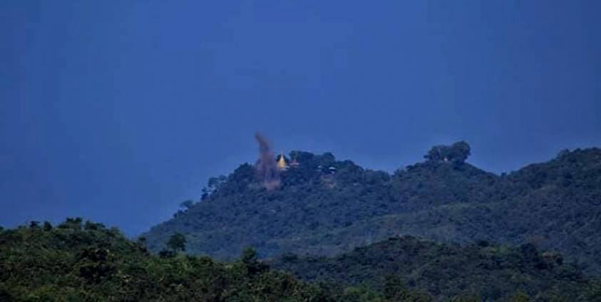 မြောက်ဦးမြို့ ရှေးဟောင်းစေတီအနီး ဒီဇင်ဘာ ၁၃ ရက်နေ့က လက်နက်ကြီးကျည် ကျရောက်ပေါက်ကွဲခဲ့သည်ကို တွေ့ရစဉ်။ (ဓာတ်ပုံ - Facebook)