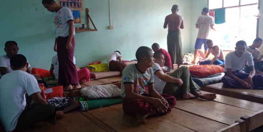 မြဝတီမြို့ အမှတ် ၄ ရပ်ကွက် ကျောက်လုံးကြီးဘုရားလမ်းရှိ မြဝတီခရိုင်လူမှုကယ်ဆယ်ရေးနှင့် ပြန်လည်ထူထောင်ရေးရုံး၌ ယာယီဖွင့်လှစ်ထားသည့် မူးယစ်ဆေး စွဲသူများ ပြန်လည်ထူထောင်ရေးစခန်းတွင် တွေ့ရသည့် ဆေးလာဖြတ်သူများ ( Photo_Nay Naw )