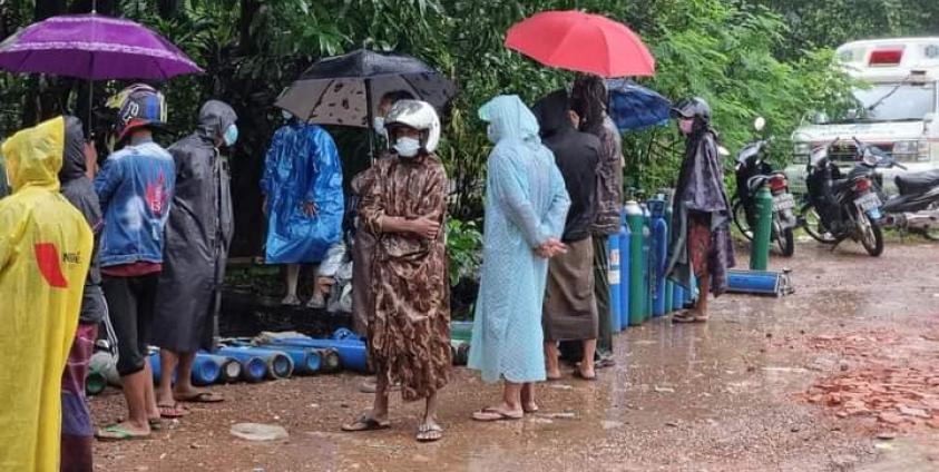 မော်လမြိုင်တွင် အောက်စီဂျင်ခွဲတမ်း တန်းစီနေပုံ (Photo Zin Moe)