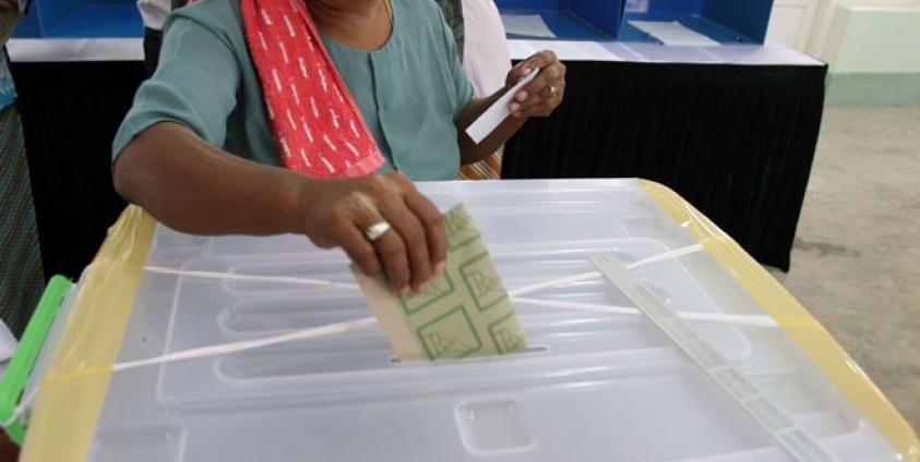  ၂၀၁၀ အထွေထွေရွေးကောက်ပွဲတွင် ရန်ကုန်မြို့အတွင်း မဲရုံတစ်ရုံ၌ မဲပေးနေသည့် အမျိုးသမီးတစ်ဦးကို တွေ့ရစဉ်။ (ဓာတ်ပုံ - အီးပီအေ)