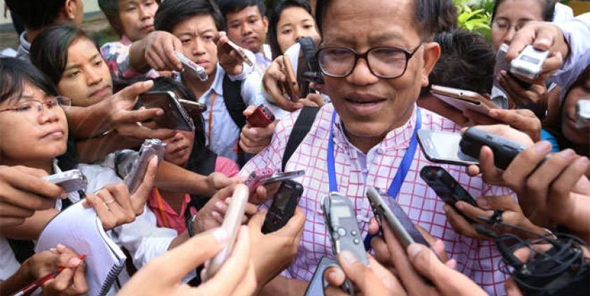 ၂၀၁၄ ခုနှစ် စက်တင်ဘာလ ၂၆ ရက် ရန်ကုန်မြို့ မြန်မာ့ငြိမ်းချမ်းရေးစင်တာတွင် ပြုလုပ်ကျင်းပသော ငြိမ်းချမ်းရေး ဆွေးနွေးပွဲအပြီးတွင် NCCT အဖွဲ့ခေါင်းဆောင် ဦးနိုင်ဟံသာမှ မီဒီယာများ၏ မေးမြန်းမှုကို ဖြေကြားစဉ်။ (ဓာတ်ပုံ - ဘိုဘို၊ မဇ္စျိမ)