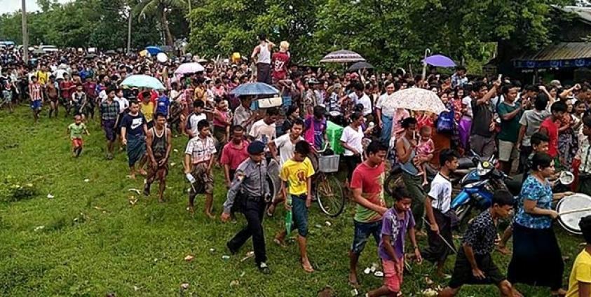 ဆန္ဒပြကန့်ကွက်နေကြသည့် ရသေ့တောင် ဒေသခံများ (ဓာတ်ပုံ Facebook)