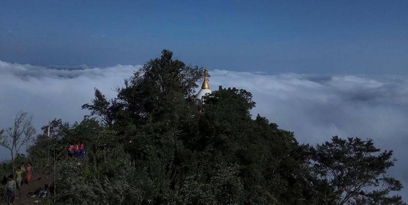 (ဘဲငါးရာတောင်ထိပ်ရှိ စေတီတော်တစ်ဆူနှင့် ရှုခင်းအလှ၊ ဓာတ်ပုံ - အင်တာနက်)