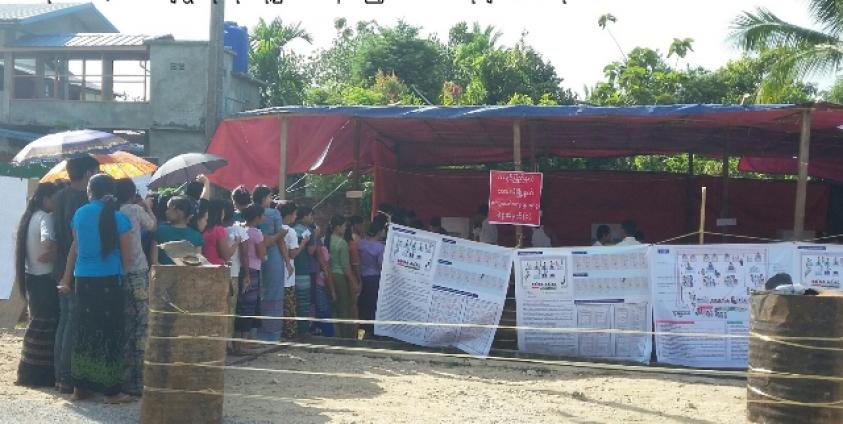 ၂၀၁၅ရွေးကောက်ပွဲတွင်ကရင်ပြည်နယ် ဖားအံမြို့နယ် တောင်ကလေးရွာရှိ တပ်သီးသန့်မဲရုံ၌ တပ်မိသားစုများမဲပေးနေစဉ်