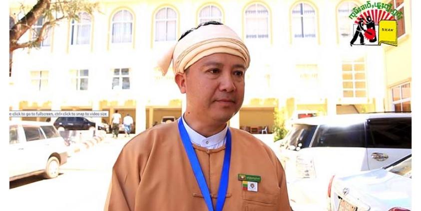 နန်းမိုဟွမ်လွှတ်မြောက်ရေးတောင်းဆိုဖို့ လွှတ်တော်ကိုယ်စားလှယ်များ၏လက်မှတ်များကောက်ခံတင်ပြသူ မိုင်းရှူးလွှတ်တော်အမတ် စိုင်းလင်းမြတ်