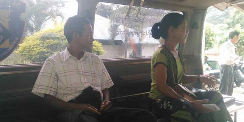 စိုင်းစံထွန်းအား စက်တင်ဘာလ ၁၄ ရက်နေ့က မန္တလေးဆေးရုံသို့ ပို့ဆောင်စဉ်