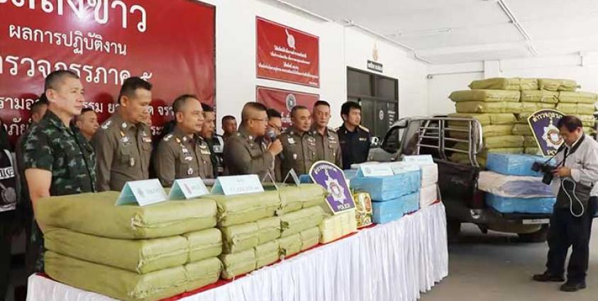 ထိုင်းရဲများဖမ်းဆီးရမိသည့် မူးယစ်ဆေးနှင့် ယာဘ ၁၀ သန်းကျော်အား သတင်းစာရှင်းလင်းပွဲတွင်တွေ့ရစဉ်