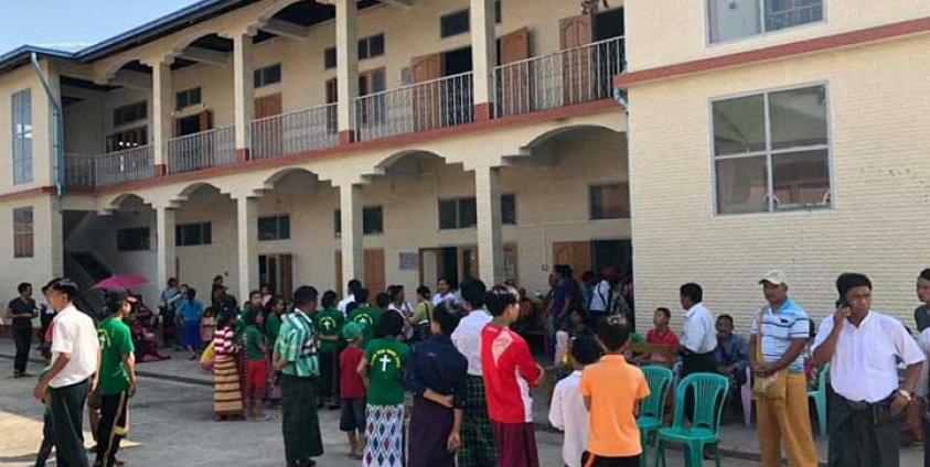 ရပ်ကွက် ၃ ကချင် ဘုရားကျောင်းသို့ လာရောက်တိမ်းရှောင် လာသည့် မန့်ပြိန်းကျေးရွာ ဒေသခံ များ (photo/Kan Thar)