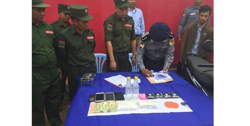 UWSA မှဖမ်းဆီးရမိသော မူးယစ်ကယ်ရီ သားအမိနှင့် မူးယစ်ဆေးအား မိုင်းတုံရဲတပ်ဖွဲ့သို့ လွဲအပ်ပေး (photo/Nyi Rang)