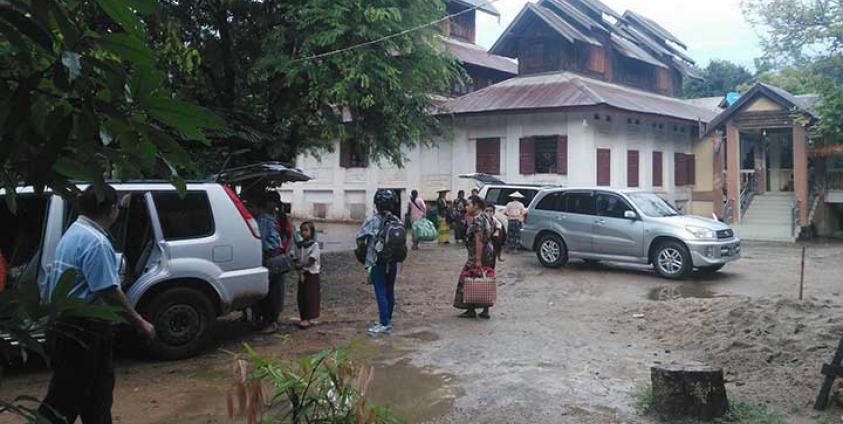 ချိန်ကိုက်ဗုံးပေါက်ကွဲမှုကြောင့်ထိတ်လန့်ကာ သီပေါအောင်မင်္ဂလာဘိုးတော်ကျောင်းတိုက်သို့ရောက်ရှိလာသည့် စစ်ဘေးရှောင်တချို့ (photo/Sai Lao Hsau)