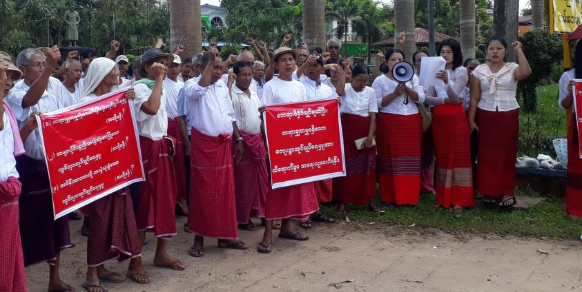 ကွမ်လှာရွာသားများ အုပ်ချုပ်ရေးမှူးကို ဆန္ဒပြနေစဉ်(MNA)