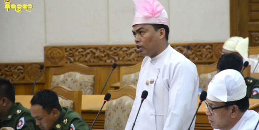 ဓာတ်ပုံ - အဆိုရှင် ဦးလှသိန်းအောင်အား တွေ့ရစဉ်