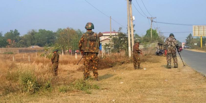 ပုဏ္ဏားကျွန်းမြို့အနီး ကားလမ်းဘေးတစ်လျှောက် စစ်ကောင်စီတပ်သားများ မိုင်းရှင်းနေကြစဉ်