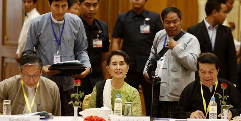 State Counsellor of Myanmar Aung San Suu Kyi (C) looks on as she and members of the Union Peace Dialogue Joint Committee attend a meeting in Naypyitaw, Myanmar, 27 May 2016. Photo: Hein Htet/EPA