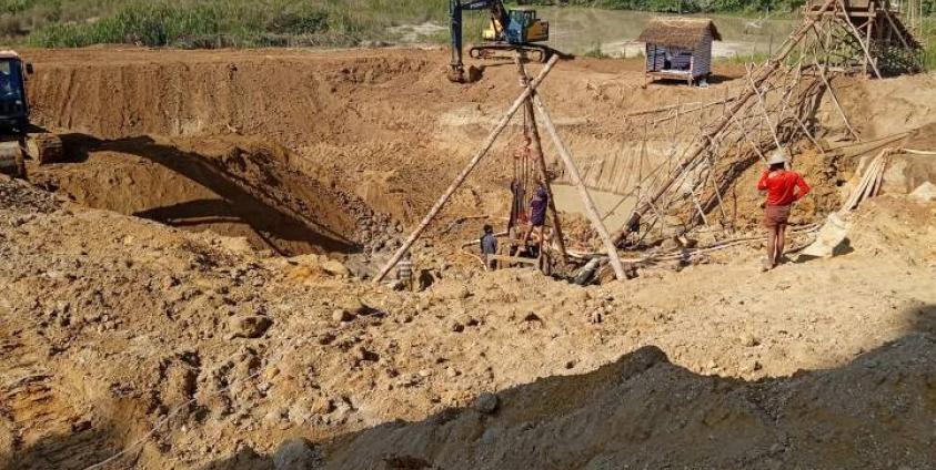 ဗန်းမောက်မြို့နယ်ထဲက ရွှေလုပ်ကွက်ကိုတွေ့ရစဉ် Photo/ShanNi Voice