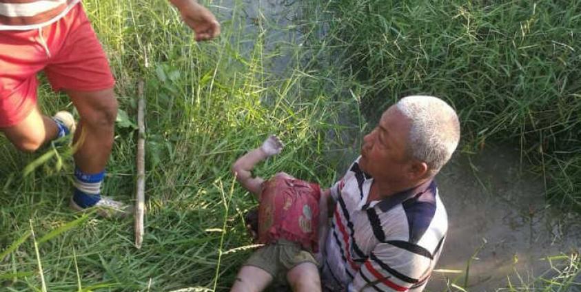 မသံစဉ်ချိုရုပ်အလောင်းအား ရေမြောင်းမှဆယ်ယူခဲ့စဉ်(ရဲမှတ်တမ်း)