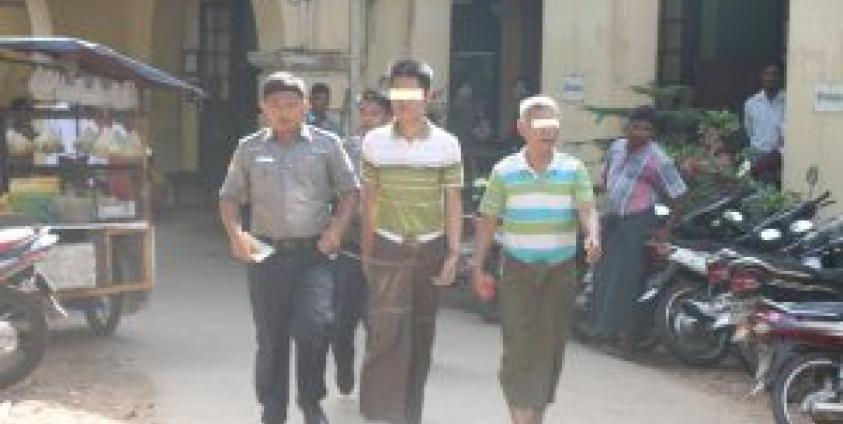 လူသတ်မှုအပြစ်ဒဏ်စီရင်ခြင်းခံရသူ ဗိုလ်ကြီးဟောင်း အောင်ကိုမင်း(လက်ထိပ်ဖြင့်အလယ်လူ) (MNA)