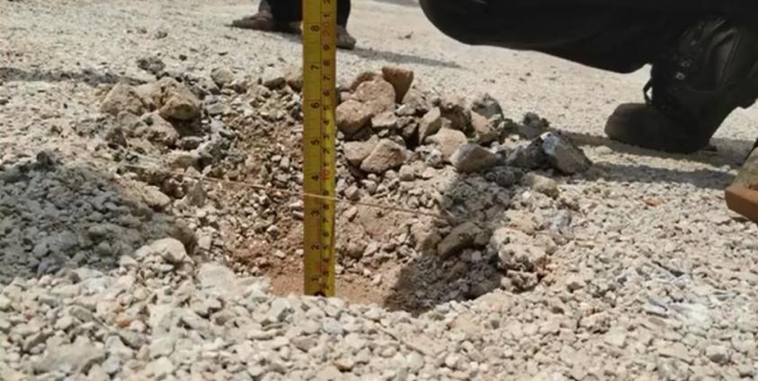 မော်ချီးကျေးရွာ ၊ အောင်ချမ်းသာ- တောင်ပေါ်ကားလမ်းရဲ့ ထုအနက် ၁၅ လက်မ ရှိရမည့်အစား ၃ လက်မခွဲသာရှိတဲ့ပုံလို့ ပြည်သူ့ငွေစာရင်း စောင့်ကြည့်စစ်ဆေးရေးက ဇွန် ၁၀ ရက်နေ့က ပြည်နယ်လွှတ်တော်မှာ တင်ပြသွားခဲ့တဲ့ မြင်ကွင်းဖြစ်ပါတယ်။ (ဓါတ်ပုံ – ပြည်နယ်လွှတ်တော် Live)