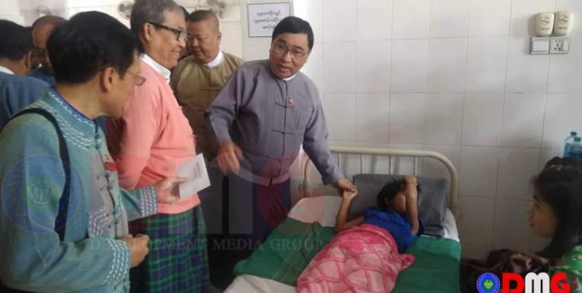 ဝန်ကြီးချုပ်နှင့်အဖွဲ့သည် ဘူးသီးတောင်မြို့ရှိ စစ်ဘေးရှောင်များ၊ ဒဏ်ရာရကျောင်းသားများကို တွေ့ဆုံရန်အတွက် တပ်မတော်ရဟတ်ယာဉ်ဖြင့် သွားရောက်ခဲ့ခြင်းဖြစ်သည်။