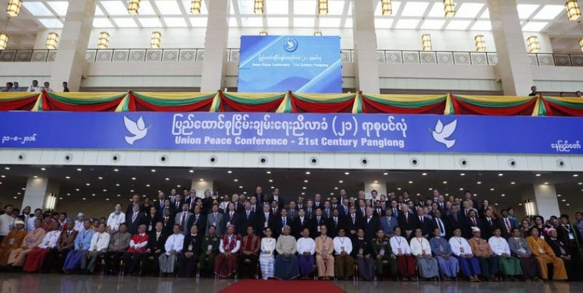 Myanmar's President Htin Kyaw (C), Myanmar's Foreign Minister and State Counselor Aung San Suu Kyi (C-L) and other pose for a group photo with other attendees after the opening conference of the Union Peace Conference - 21st century Panglong in Naypyitaw, Myanmar, 31 August 2016. Photo: Hein Htet/EPA