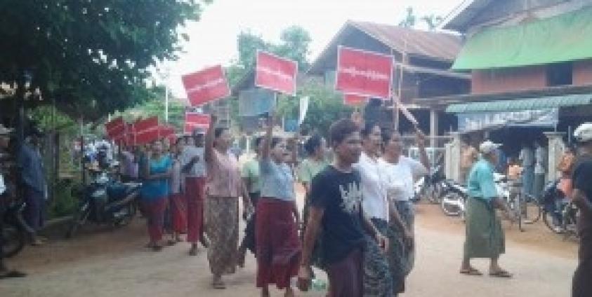 အင်းမြေကိုရောင်းချသည့်အတွက်ရွာသားများဆန္ဒပြနေပုံ