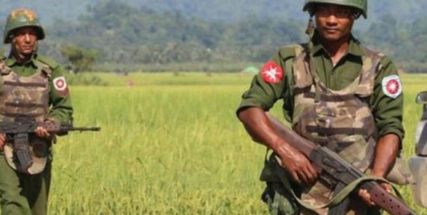 ပုံ - ရခိုင်ပြည်နယ်အတွင်းမှာ လုံခြုံရေးဆောင်ရွက်နေသည့် တပ်မတော်သားများကိုတွေ့ရစဉ်