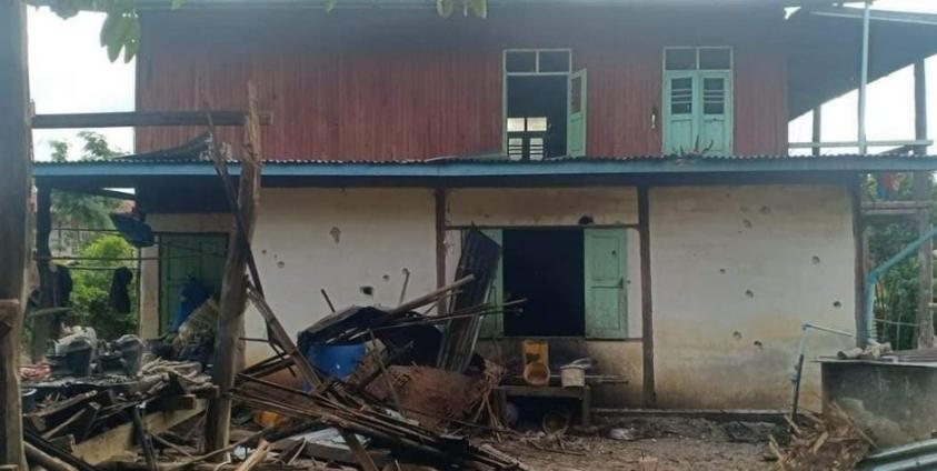 လက်နက်ကြီးထိမှန်ပြီး ပြည်သူနေအိမ်ပျက်စီး