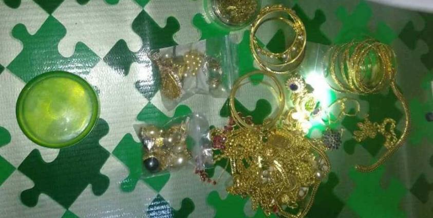 ပြန်လည်သိမ်းဆည်းရမိသော လက်ဝတ်ရတနာအချို့(Facebook)