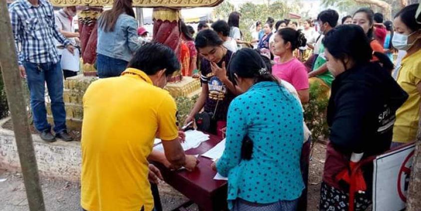 Photo- အလုပ်သမားများကို လုပ်ခလာရောက်ရှင်းပေးနေစဉ် (ဘုရားသုံးဆူ သတင်းပေါင်းစုံ)