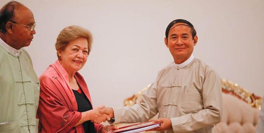 ပုံ - ( Myanmar President Office ) ICOE အဖွဲ့ဝင်မျာ၏ အစီအရင်ခံစာကို သမ္မတဦးဝင်းမြင့် လက်ခံနေစဉ်