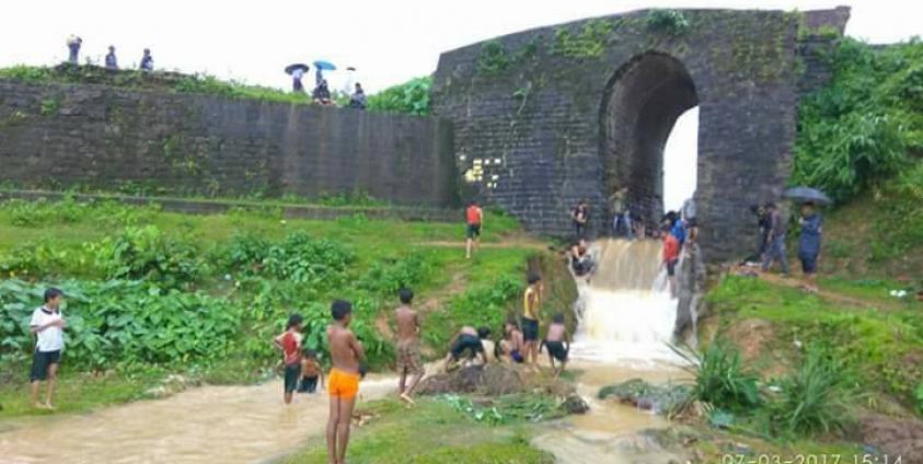 ဦးငြိမ်းလွှင်/ ပြီးခဲ့သည့်မိုးတွင်းက လက်ဆည်ကန်တံခါးပေါက် ရေကျော်ခဲ့စဉ်။