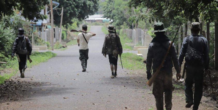 ဒီမော့ဆို PDF တပ်ဖွဲ့ဝင်များအား တွေ့ရစဉ်။