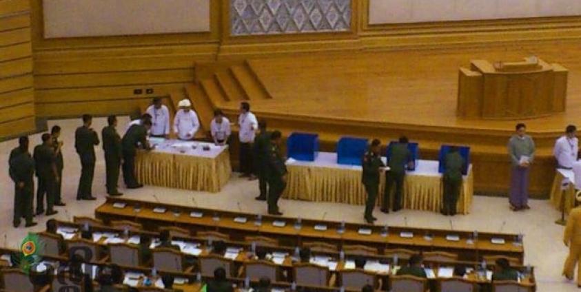 ဖွဲဲ့စည်းပုံ အခြေခံ ဥပဒေ ပြင်ဆင်ရေးအတွက် ပြည်ထောင်စုလွှတ်တော်တွင် မဲခွဲဆုံးဖြတ်နေသည်ကို တွေ့ရစဉ် ။ (ဓါတ်ပုံ - မောင်သင်တုန်း၊ မဇ္စျိမ)