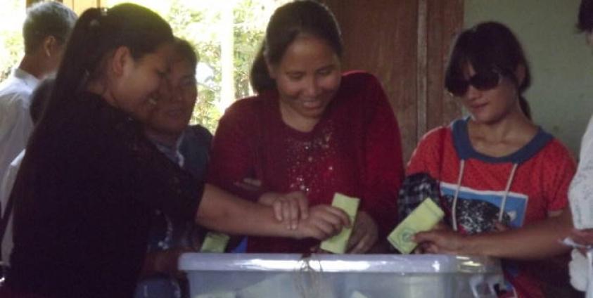 Photo- မြစ်ကြီးနားမျက်မမြင်ကျောင်းမှ ဆန္ဒမဲပေးခဲ့စဉ်(BNI)