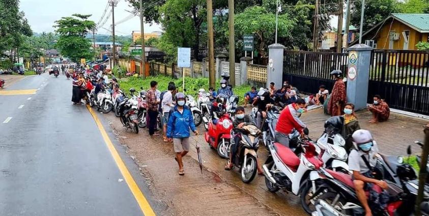 လိုင်စင်ပြုလုပ်မည့်မော်တော်ဆိုင်ကယ်များ ကြိတ်ကြိတ်တိုးတန်းစီနေပုံ (Facebook)