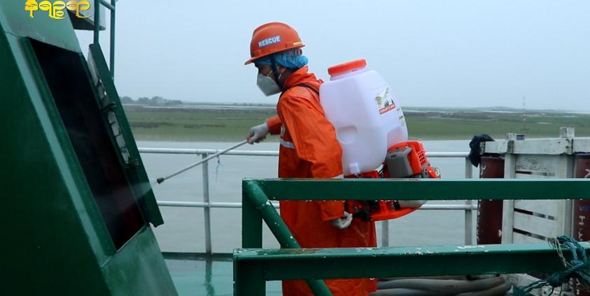 ဓာတ်ပုံ - စစ်တွေရွှေမင်းဂံဆိပ်ကမ်းအတွင်းရှိ စက်လှေတစ်စီးအား ပိုးသတ်ဆေးဖြန်းနေသည်ကို ၂ဝ၂ဝ ပြည့်နှစ်က တွေ့ရစဉ်။