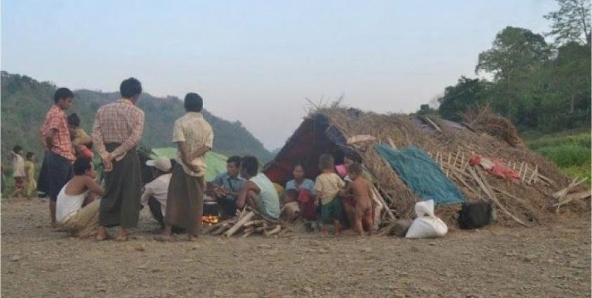 Chin Internally Displaced Persons (IDPs) take Shelter near the Kaladan River in Chin State (Photo: KMG)