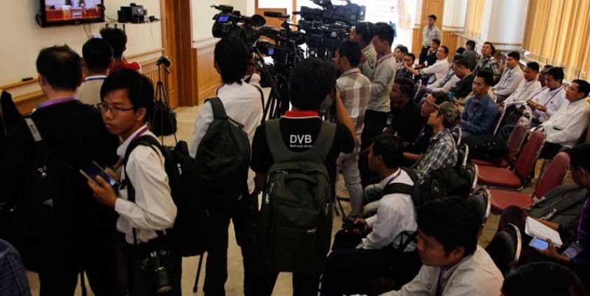 လွှတ်တော်အစည်းအဝေးခန်းမ အပြင်ဘက်ရှိ တီဗီတွင် သတင်းသမားများ သတင်းယူနေပုံ။ (ဓာတ်ပုံ- သက်ကို-မဇ္ဈိမ)