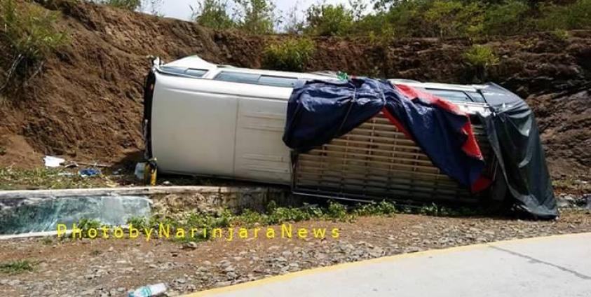 ရခိုင်ပြည်နယ်မှ မတော်တဆဖြစ်စဉ်အတွင်း တိမ်းမှောက်သွားသည့် ကားတစ်စီးကိုတွေ့ရစဉ်