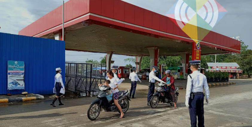 မော်တော်ယာဉ်ဥပဒေအသစ်အကြောင်း မြစ်ကြီးနားမြို့တွင် ပညာပေးနေစဉ်