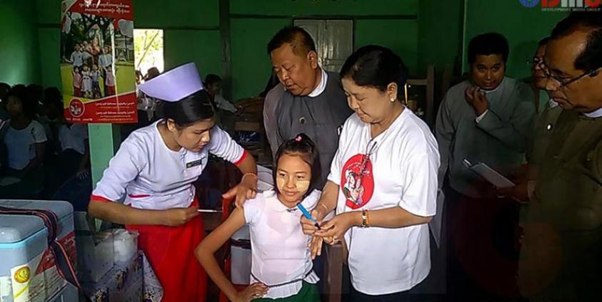 ဓါတ်ပုံ - ရခိုင်ပြည်နယ်တွင် ၂၀၁၉ ခုနှစ်က ရာသီတုပ်ကွေး H1N1 ရောဂါကာကွယ်ဆေးထိုးလုပ်ငန်း ဆောင်ရွက်နေစဉ်