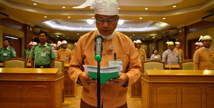 Photo-တနင်္သာတိုင်းဝန်ကြီးချုပ်သစ် ဦးမြင့်မောင် ကျမ်းသစ္စာကျိန်ဆိုစဉ်(တိုင်းလွှတ်တော်ရုံး)