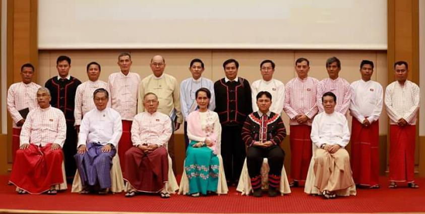 ဒေါ်အောင်ဆန်းစုကြည်နှင့် NMSP,LDU တို့ အမှတ်တရဓါတ်ပုံ(photo- သတင်းစဉ်)